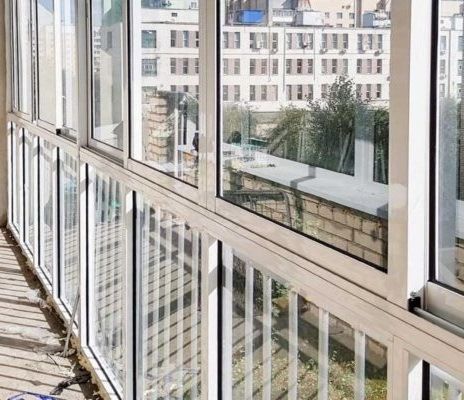 Фото раздвижных балконных рам из алюминия в Молодечно